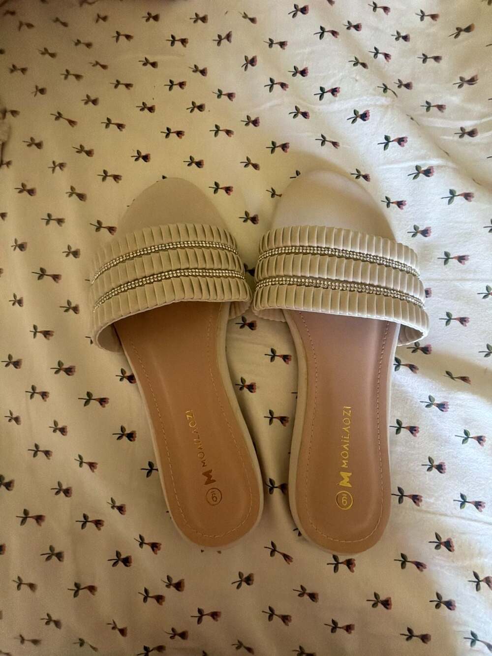 New. 9 Women Beige Flat Sandals With Pleated Strap And Rhinestone Details Size 9